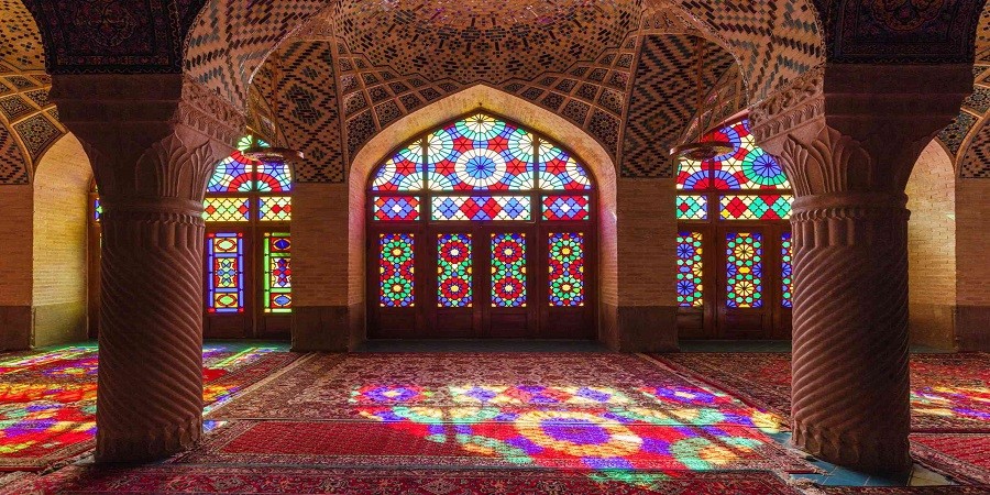 در گرایش معماری اسلامی سبک‌های معماری ساختمان‌های مرتبط با دین اسلام مورد بررسی قرار می‌گیرد.